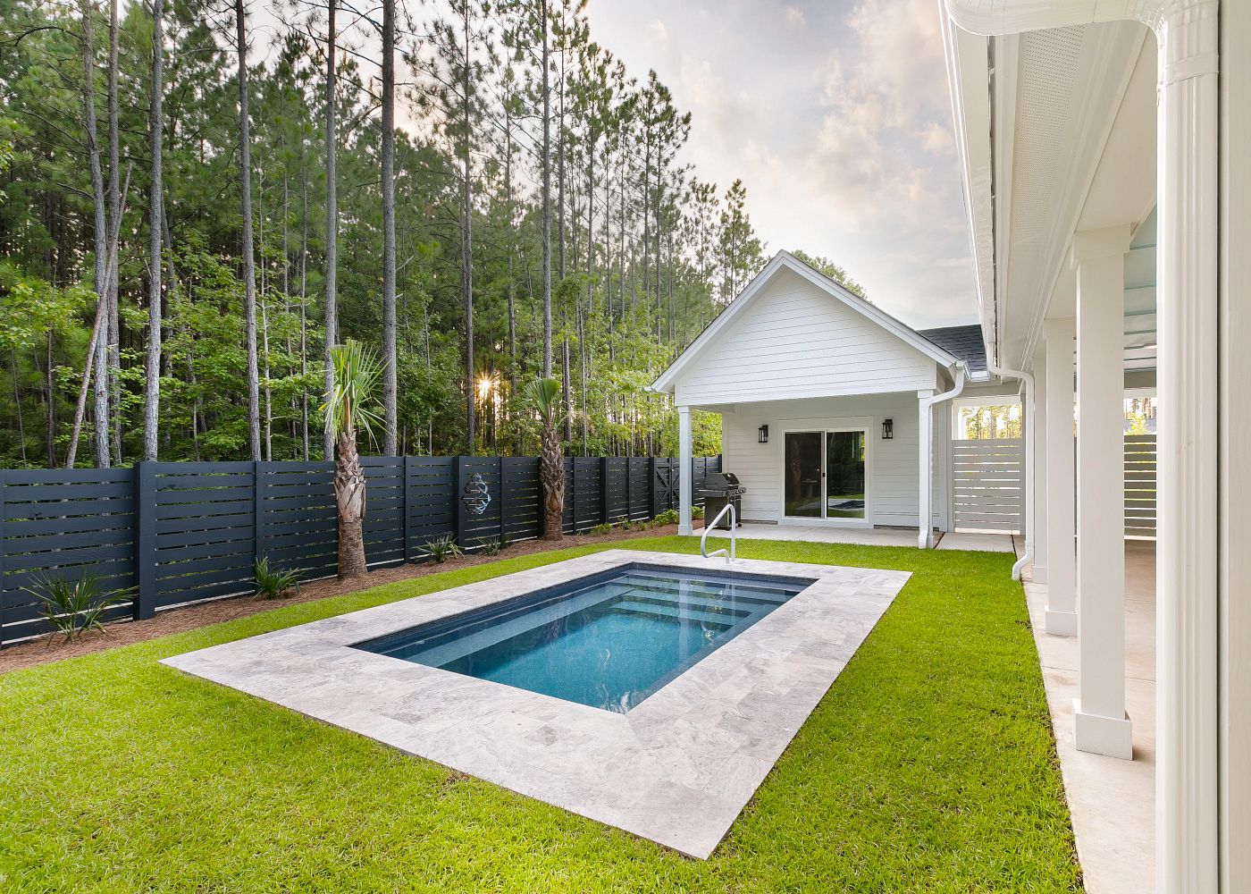 harmony-majestic-blue-fiberglass-white-columns